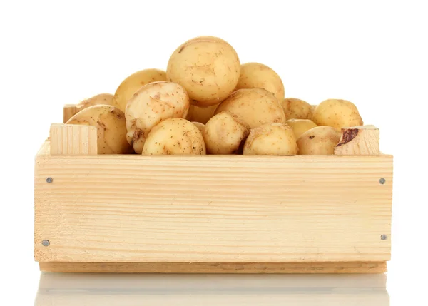 Молодой картофель в деревянной коробке, изолированной на белом крупным планом — стоковое фото