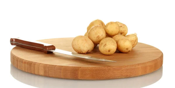 Young potatoes on a cutting board with knife isolated on white — Stock Photo, Image