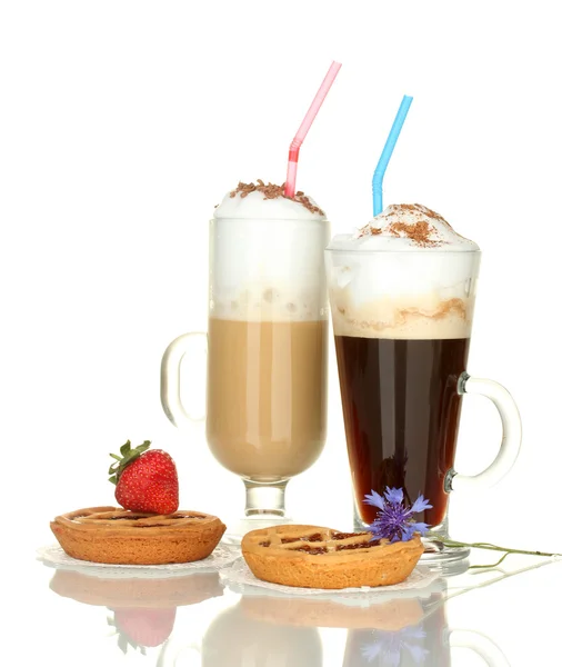 Vasos de cóctel de café con tartas en tapete, fresa y flor aislada en blanco —  Fotos de Stock