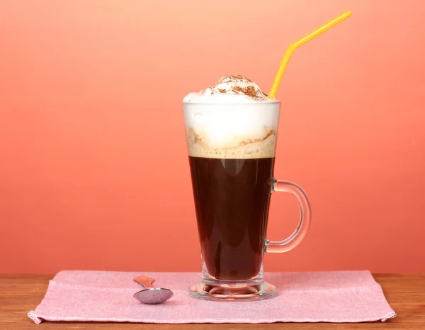 Vaso de café cóctel en servilleta de colores sobre fondo brillante —  Fotos de Stock