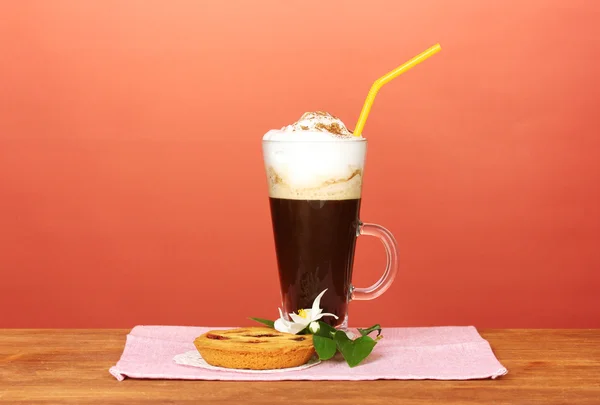 Vaso de café cóctel en servilleta colorida con tarta y flor sobre fondo brillante —  Fotos de Stock