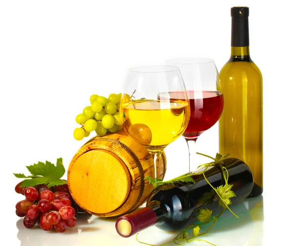 Barrique, bouteilles et verres de vin et raisins mûrs isolés sur blanc — Photo