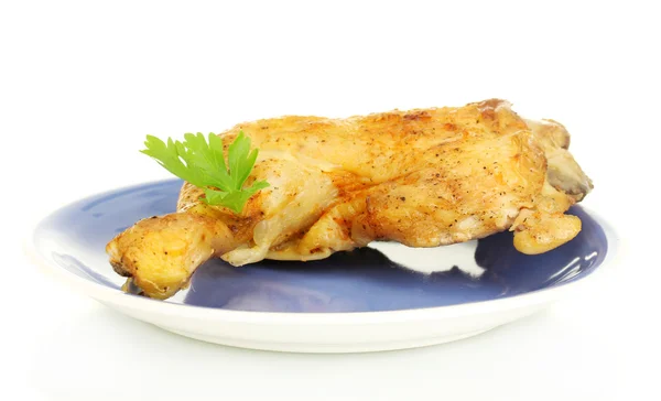Жареная куриная ножка с петрушкой в тарелке изолированы на белом — стоковое фото