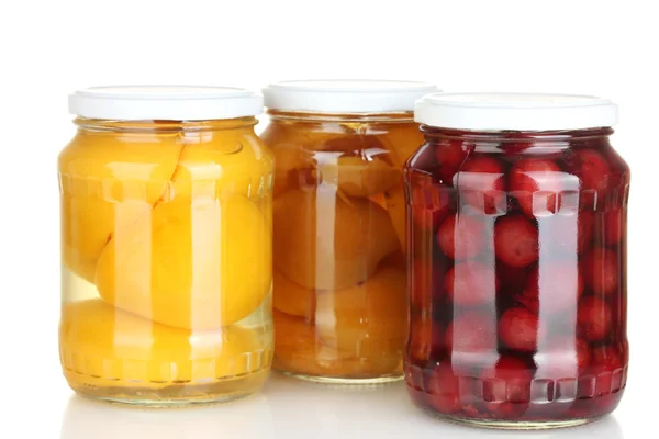 Jars 的白色上孤立的水果罐头 — 图库照片