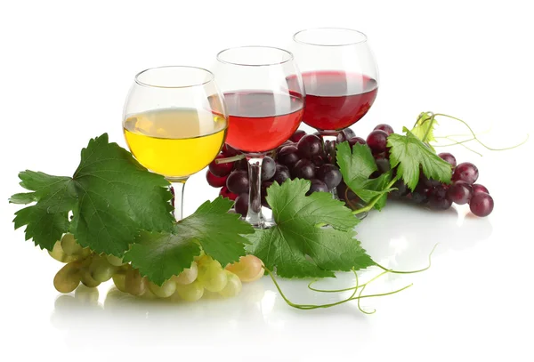 Bicchieri di vino e uva matura con foglie isolate su bianco — Foto Stock