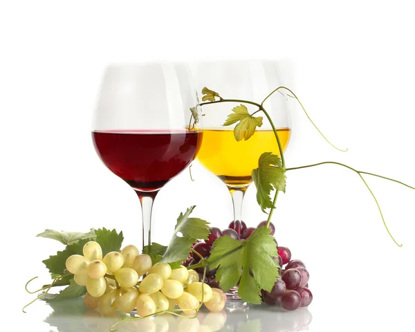 Glazen wijn en rijpe druiven met bladeren geïsoleerd op wit — Stockfoto