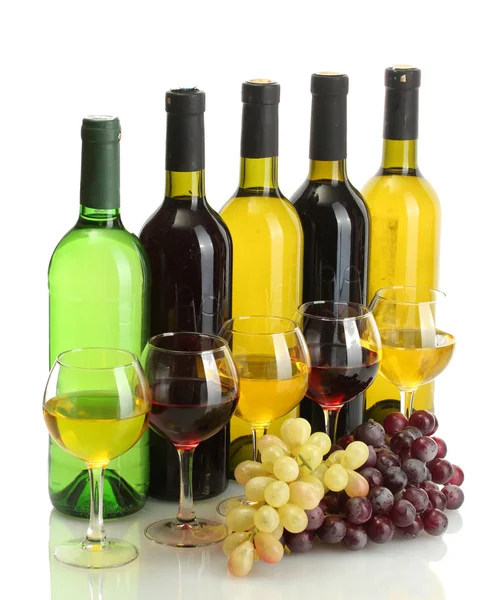 Flaskor och glas vin och mogna druvor isolerad på vit — Stockfoto