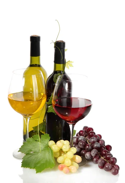 Palack és a pohár bor és érett szőlő elszigetelt fehér — Stock Fotó