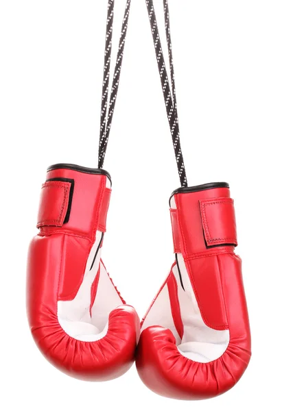 Czerwone Rękawice bokserskie wiszące na białym tle na biały — Zdjęcie stockowe