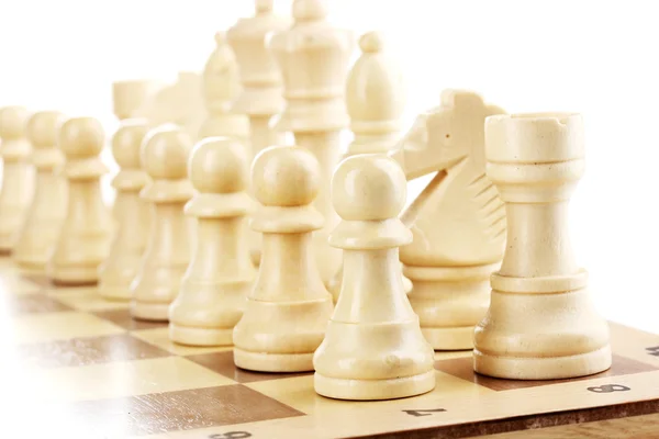 Échiquier avec pièces d'échecs isolées sur blanc — Photo