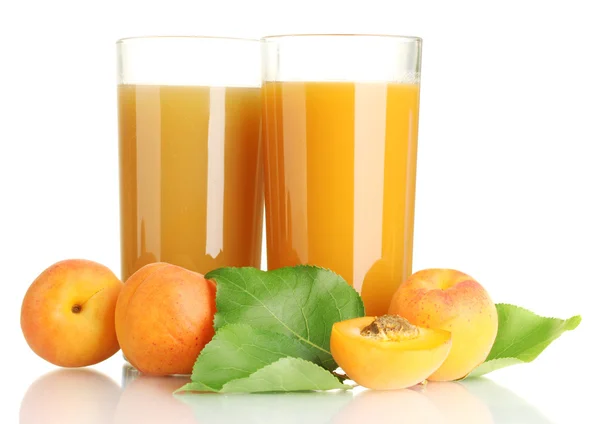 Два стакана абрикосового сока и абрикосы с листьями, изолированными на белом — стоковое фото