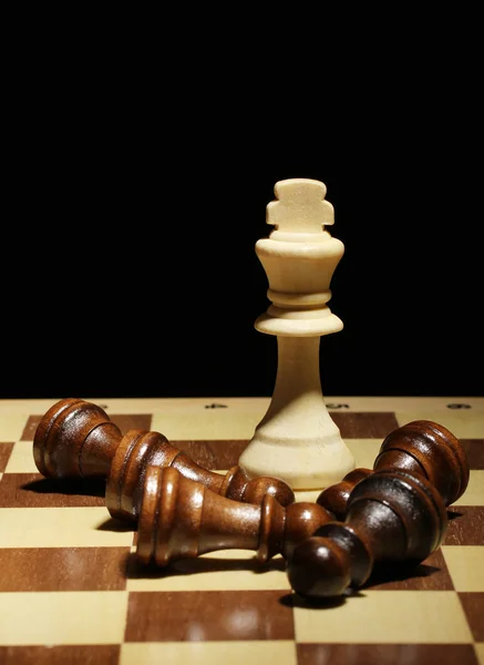 Quadro de xadrez com peças de xadrez isoladas em preto — Fotografia de Stock