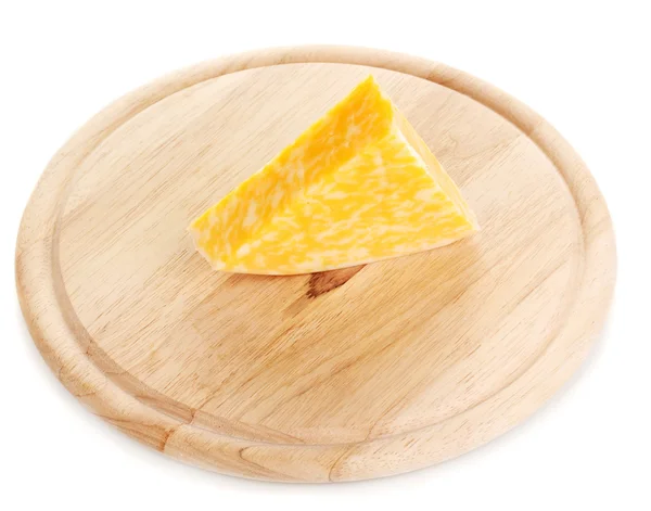 Kaas op snijplank geïsoleerd op wit — Stockfoto