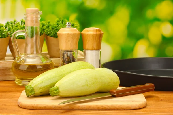 Squash op een snijplank op houten tafel op groene achtergrond close-up — Stockfoto