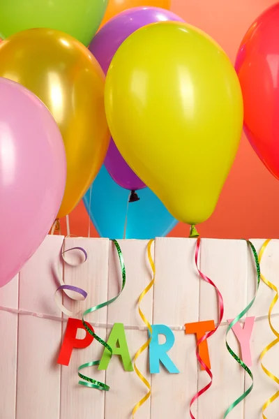 Partij. ballonnen op witte houten achtergrond close-up — Stockfoto