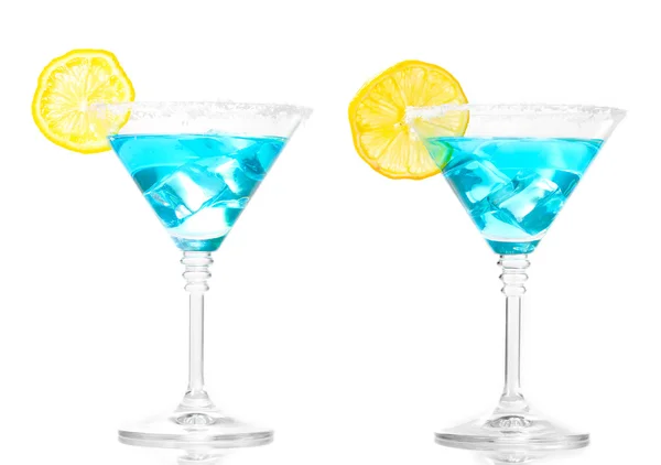 Blå cocktail i martini glas isolerade på vit — Stockfoto