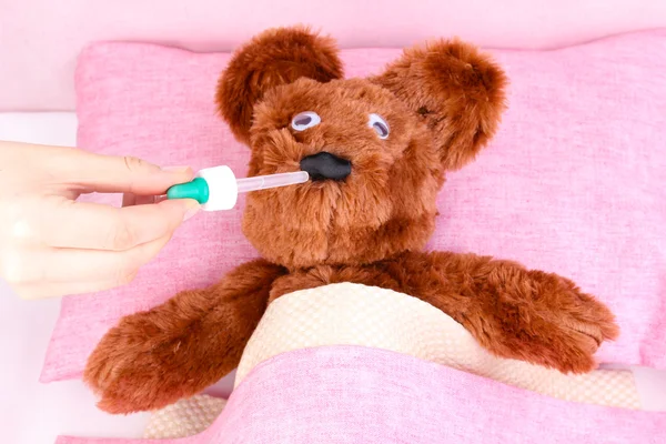 Sjukt björnen i sängen — Stockfoto