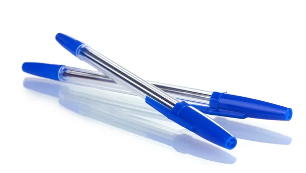 Δύο μπλε στυλό που απομονώνονται σε λευκό — Φωτογραφία Αρχείου