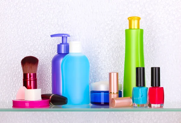 Schap met cosmetica en toiletartikelen in badkamer — Stockfoto
