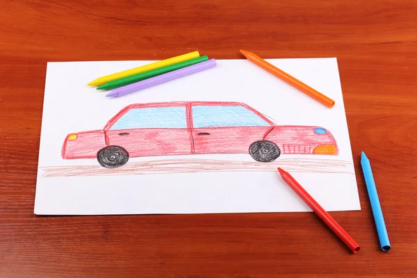 Kinderzeichnung von rotem Auto und Bleistiften auf Holzgrund — Stockfoto