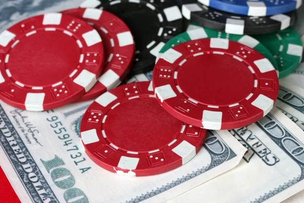 Fichas de póquer con primer plano de dólares — Foto de Stock