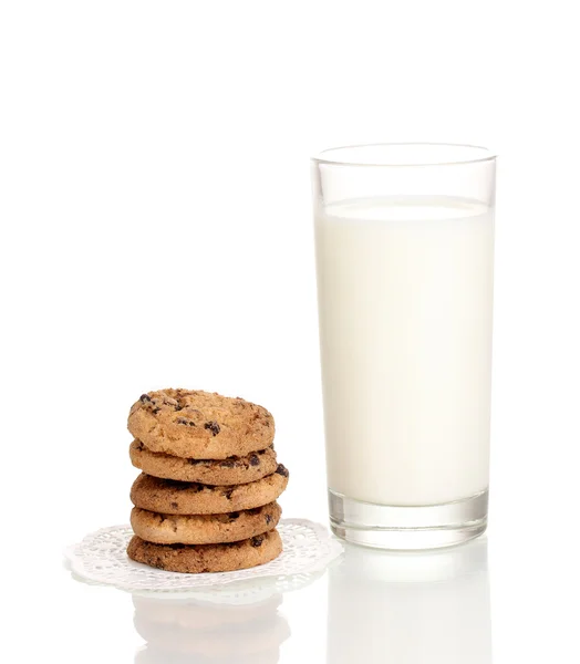 Vaso de leche y galletas aisladas en blanco — Foto de Stock