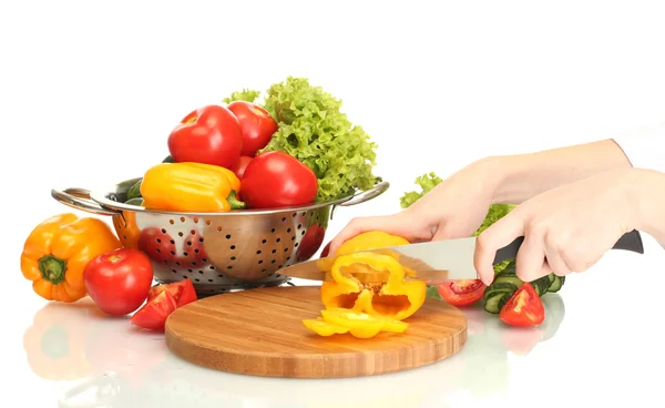 महिला हाथ रसोई ब्लैकबोर्ड पर सब्जियां काटना — स्टॉक फ़ोटो, इमेज
