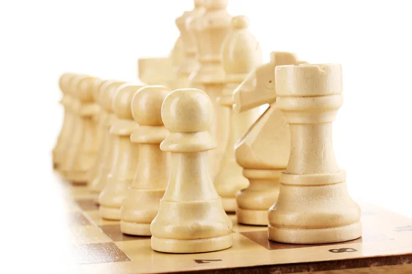 Skakbræt med skakbrikker isoleret på hvid - Stock-foto