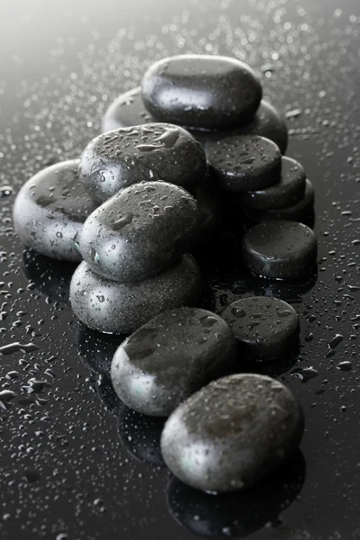 Wellness-Steine mit Tropfen auf grauem Hintergrund — Stockfoto