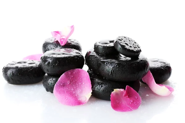 Spa stenen met druppels en rozenblaadjes op wit wordt geïsoleerd — Stockfoto
