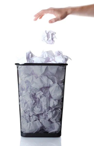 Immondizia a mano nel cestino dei rifiuti metallici da carta isolata su bianco — Foto Stock