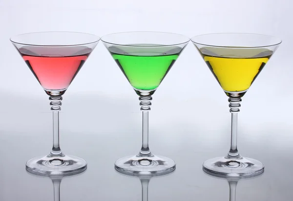 Алкогольные коктейли, изолированные на белом — стоковое фото