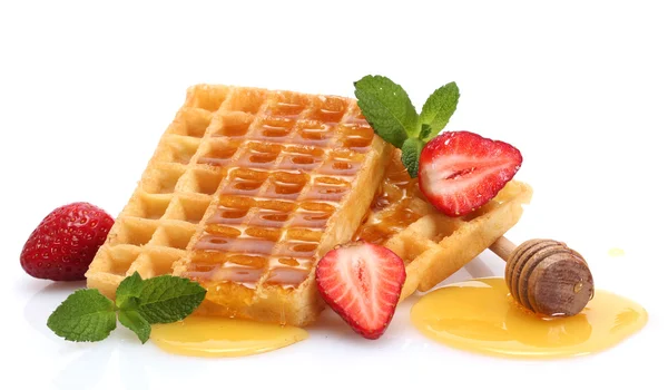 Gofres belgium con miel, fresas y menta aislados en blanco —  Fotos de Stock