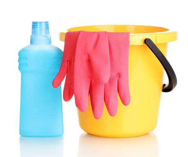 Tvättmedel och hink med handskar isolerad på vit — Stockfoto
