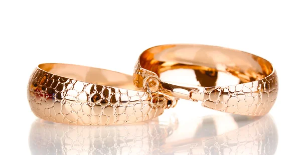 Paar gouden oorbellen in de vorm van de ringen geïsoleerd op wit — Stockfoto