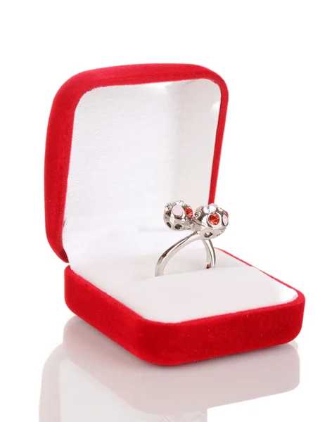 Bague en argent avec cristaux rouges, roses et clairs dans une boîte en velours rouge isolée sur blanc — Photo