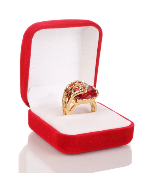 Guldring med stora röda pärla och klara kristaller i röd sammet box isolerad på vit — Stockfoto