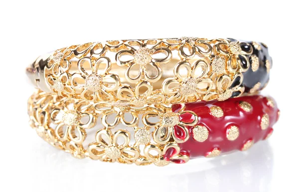 Beaux bracelets dorés isolés sur blanc — Photo