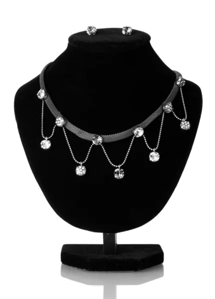 Красивое серебряное ожерелье и серьги на манекене изолированы на белом — стоковое фото