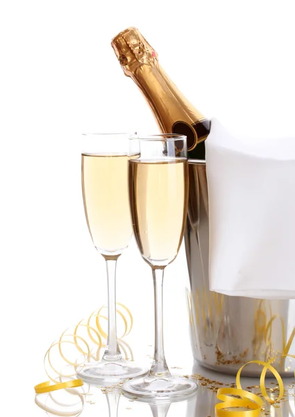 在与冰和眼镜的香槟，孤立在白色桶香槟酒瓶 — 图库照片
