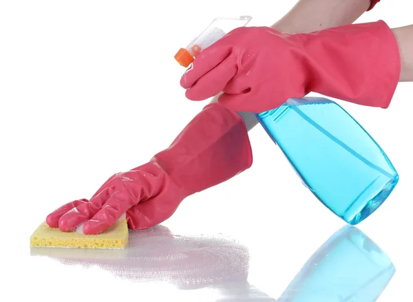 Καθαρίζοντας επιφάνεια σε φωτεινά γάντια με σφουγγάρι και προϊόν καθαρισμού σε άσπρο φόντο — Φωτογραφία Αρχείου