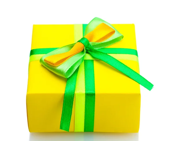 Sarı beyaz izole fiyonklu hediye paketi — Stok fotoğraf