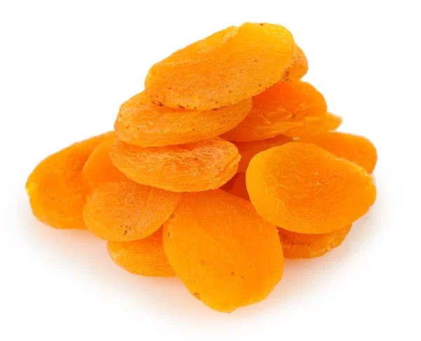 Смачні сушені абрикоси ізольовані на білому — стокове фото