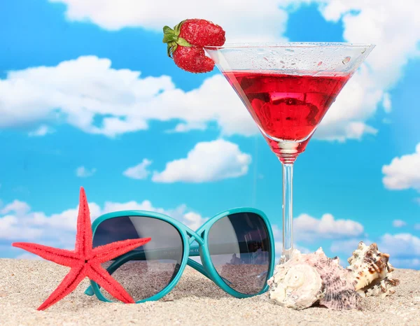 Composición de playa de gafas de sol de mujer de moda y una bebida refrescante — Foto de Stock