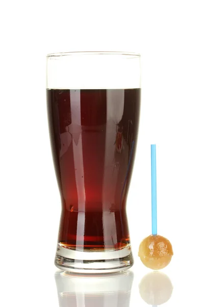 Lutscher mit einem Geschmack von Cola mit einem Glas Cola isoliert auf weiß — Stockfoto