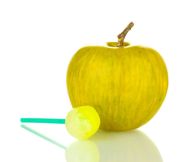 Конфеты ароматизированные с apple и apple, изолированные на белом фоне — стоковое фото