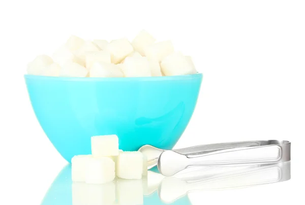 Azúcar blanco en tazón con pinzas de azúcar aisladas sobre blanco — Foto de Stock