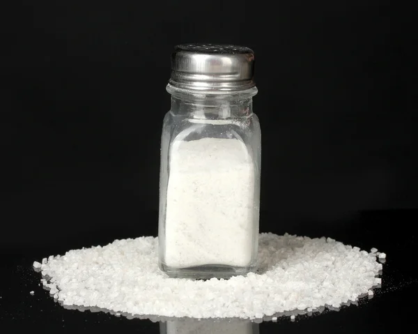 Havssalt i salt shaker isolerad på svart närbild — Stockfoto