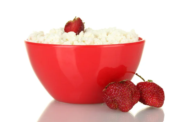 Cottage cheese in red bowl with strawberry isolated on white — Stock Photo, Image