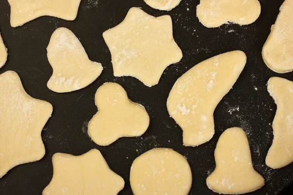 Невыпеченные печенья на сковороде крупным планом — стоковое фото